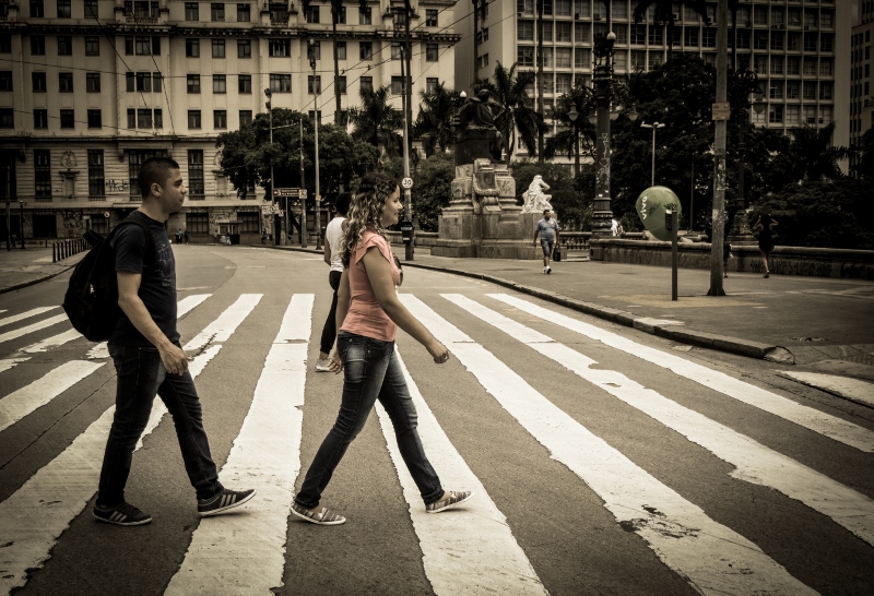 Casal atravessa a rua em pose clássica dos beatles em São Paulo