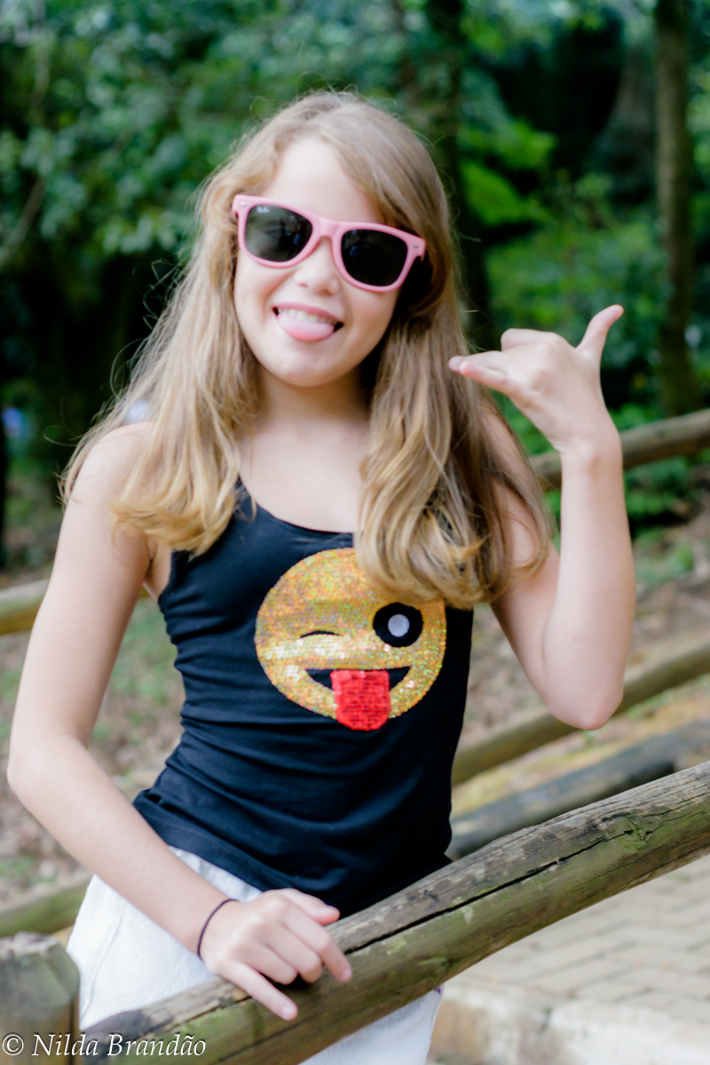 menina fazendo hang loose