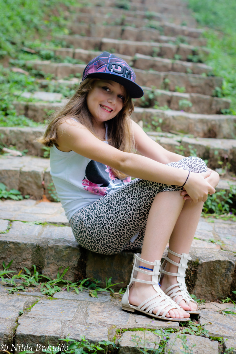 Menina sentada na escada