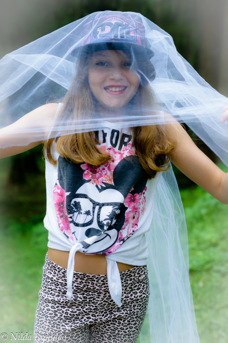 Menina sorrindo usando véu