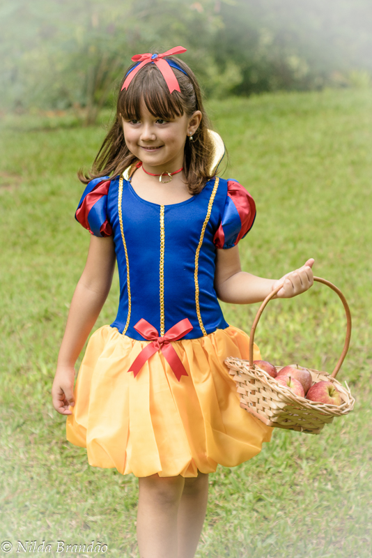 Fotografia com fantasia de branca de neve, um encanto.