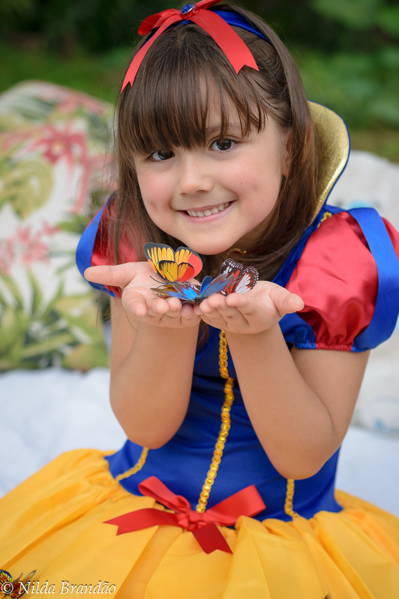Segurando borboletas, a branca de neve mais linda do mundo.