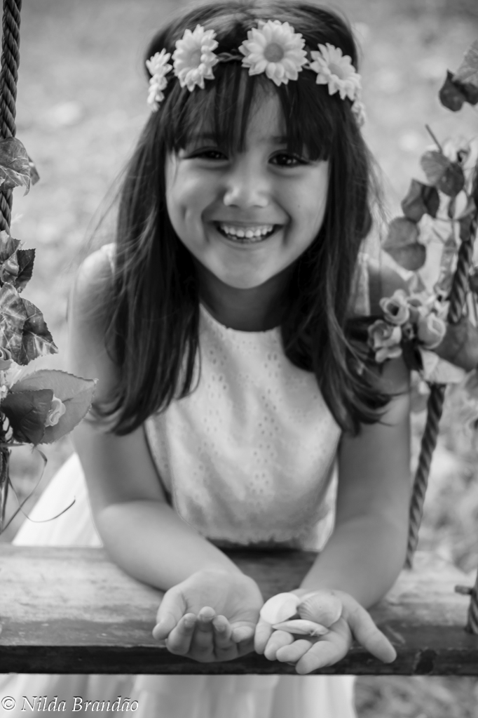 Menina com tiara de flores em preto e branco