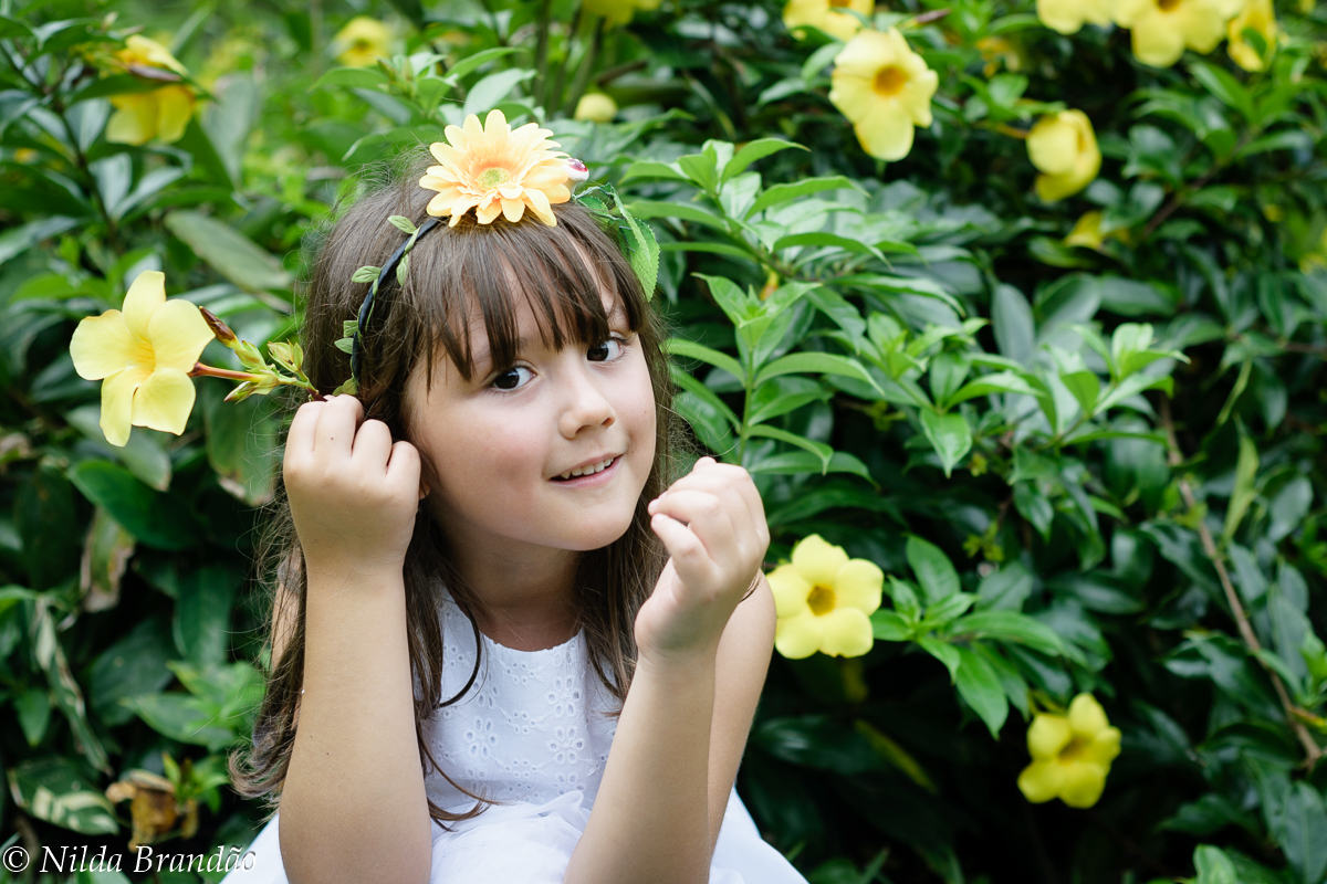 Menina se enfeita de flores amarelas