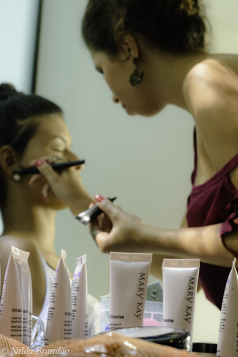 Detalhe de produtos de maquiagem usados pela Shirlen para preparar suas modelos para o portfolio
