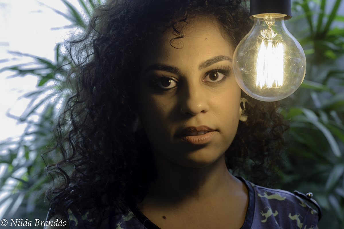 Modelo ao lado de lampada de neon
