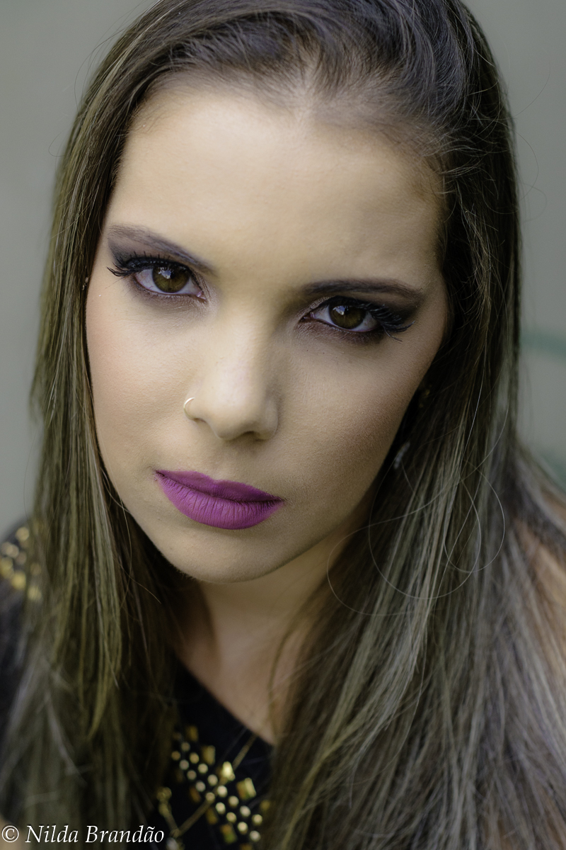 Olhos e boca bem mercados nesse editorial de maquiagem