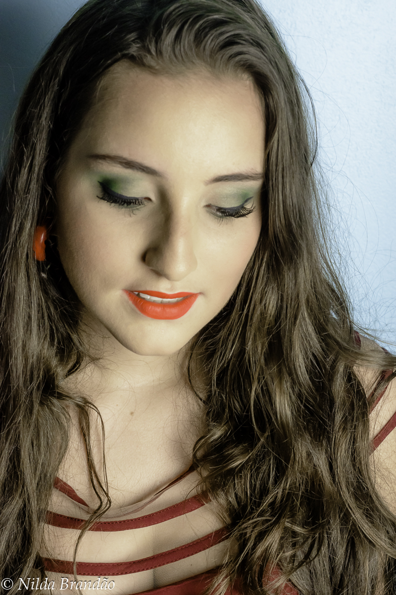 Maquiagem verdade realça os olhos da modelo.