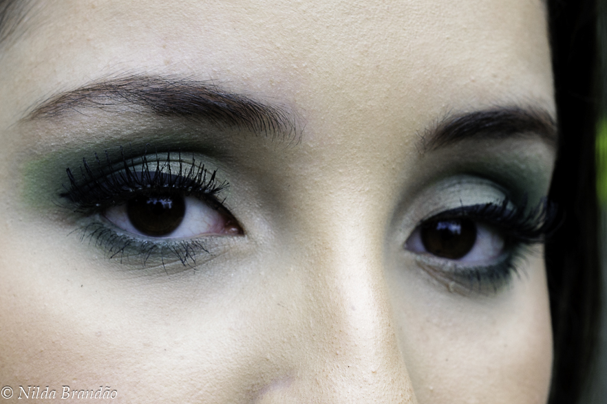 Detalhe da maquiagem com sombra verde