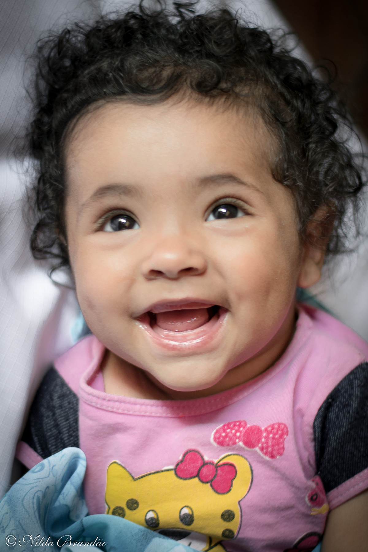 Bebê menina sorrindo é lindo