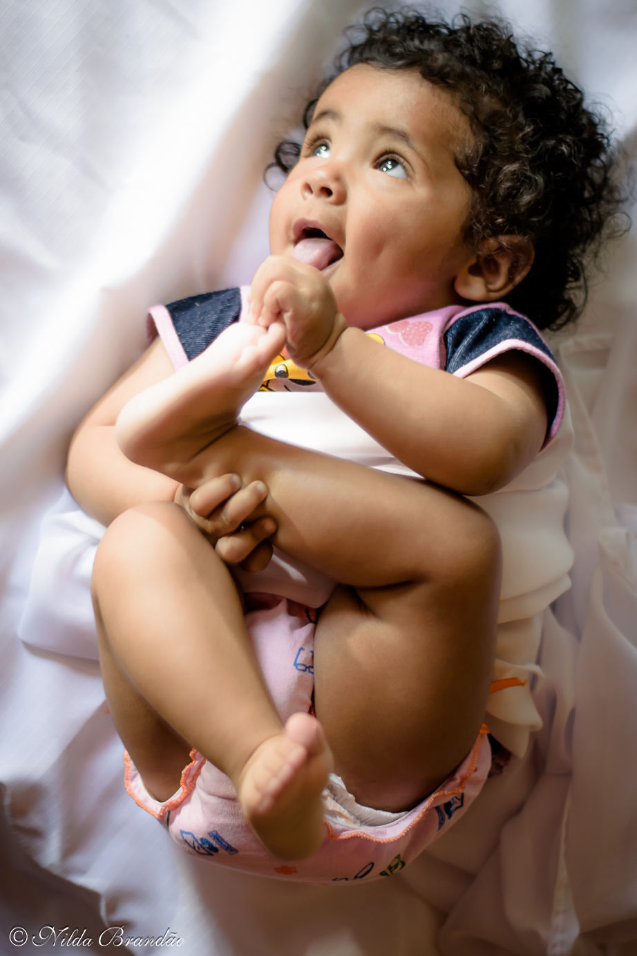 Bebê menina na fase do pezinho