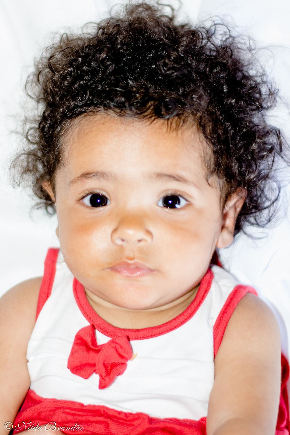 Bebê menina de cabelo crespo