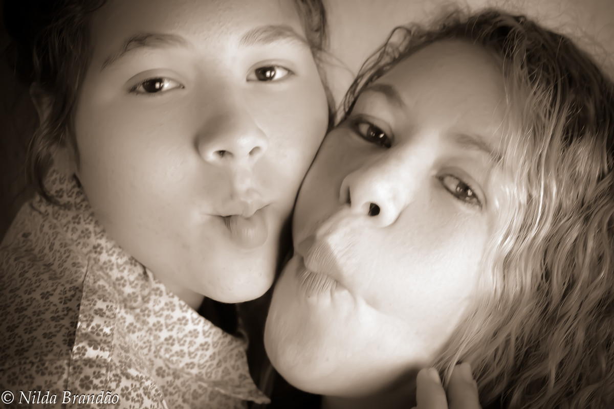 Mãe e filha fazendo biquinho é um charme só.