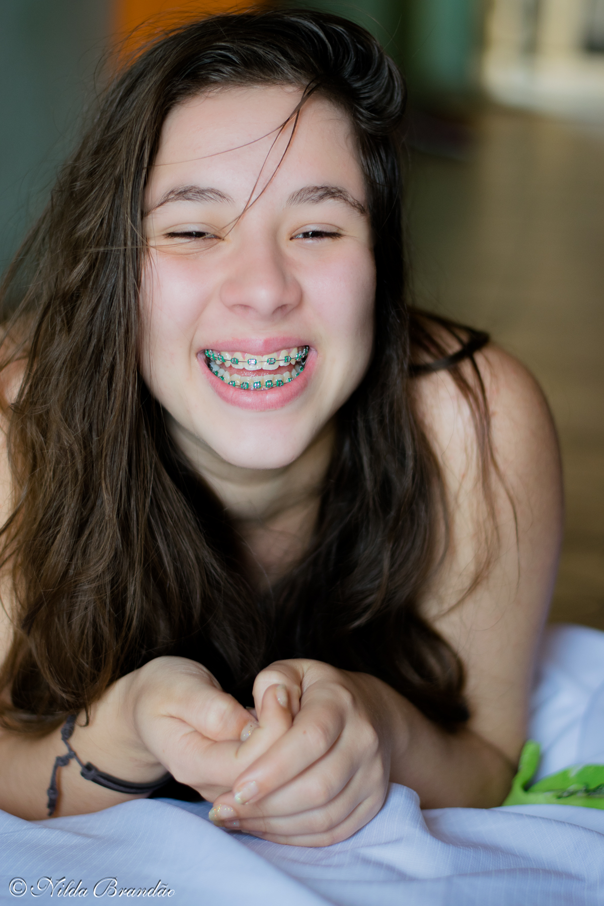 Sorrido de menina com aparelho nos dentes