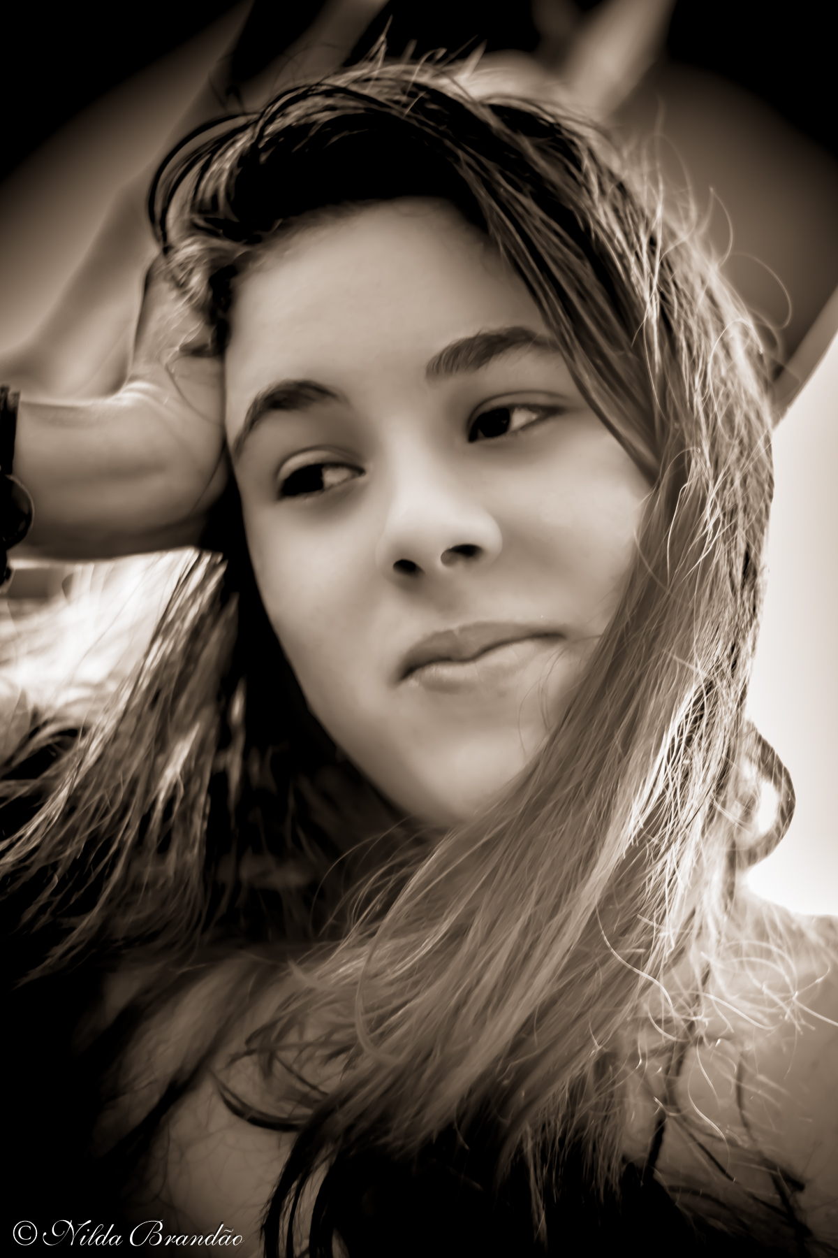 Olhar sonhador de menina em fotografia preto e branco
