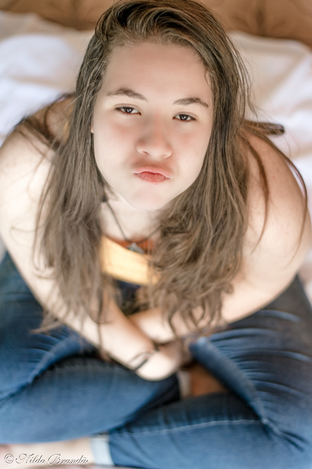 Menina manda beijinho em sessão de fotos