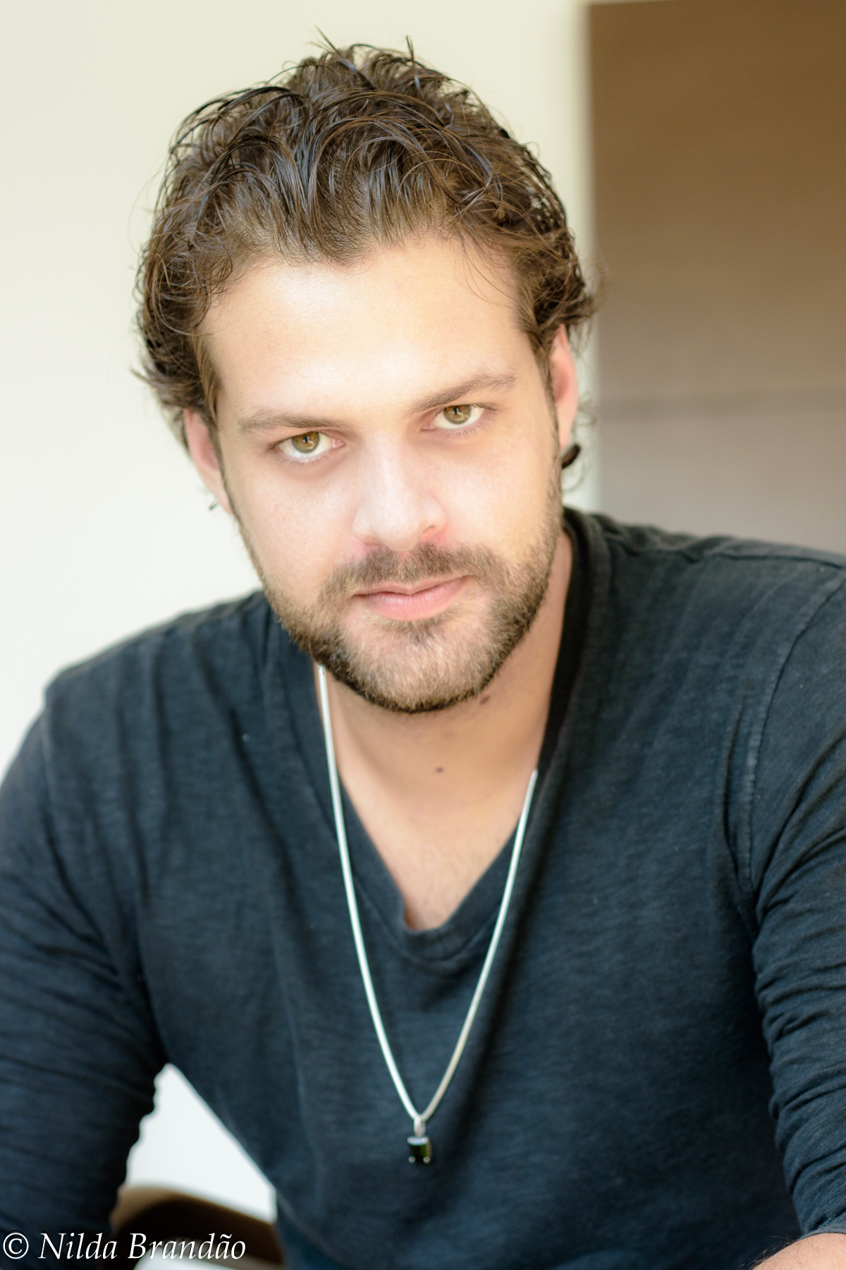 Olhar marcante do modelo em ensaio masculino.