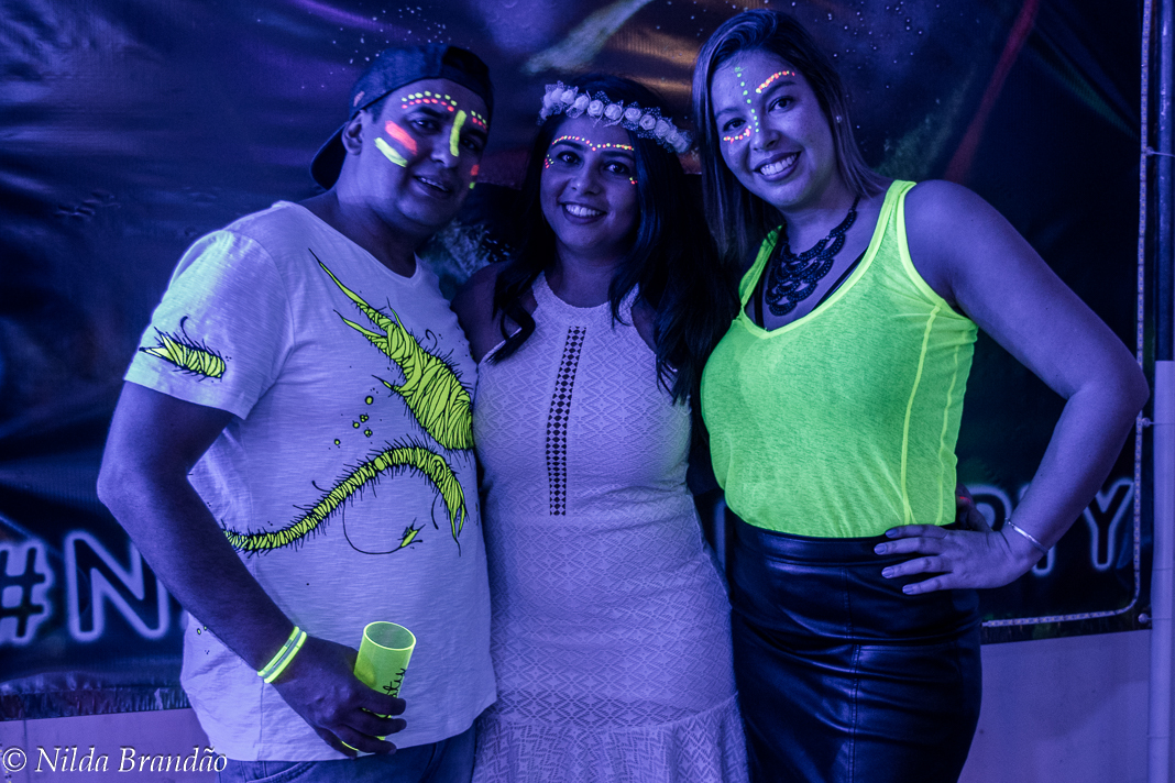 Amigas posando com luz de neon