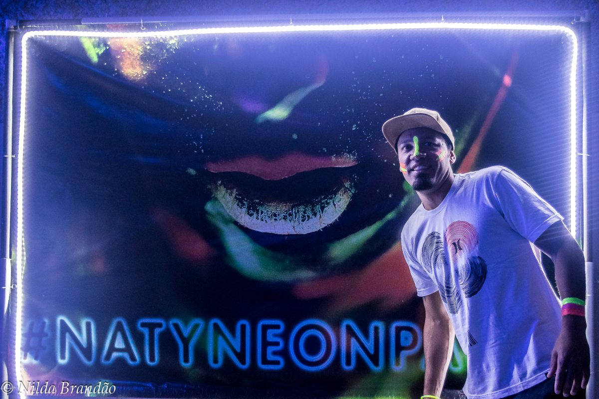 Cartaz em neon na festa de aniversario