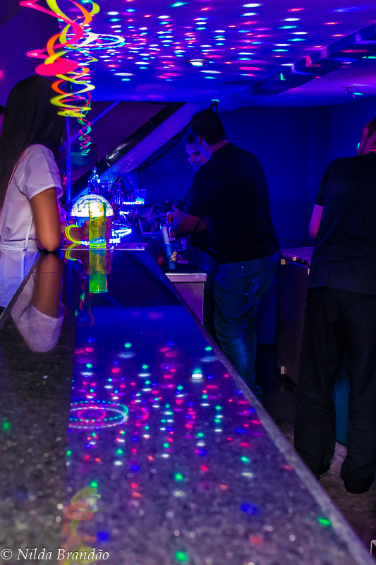 Bar iluminado com luzes de neon