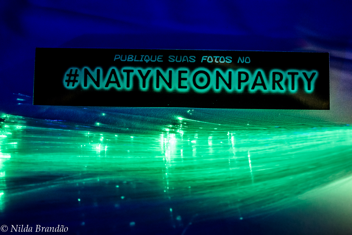 Enfeite de mesa em neon da festa da naty
