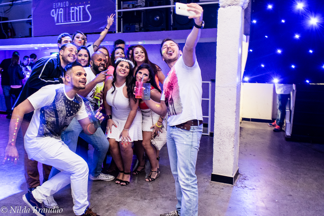 Selfie em festa não pode faltar. Amigos juntinhos para aparecer na selfie do amigo com o celular a postos