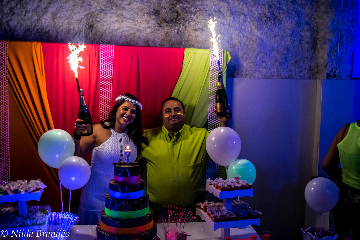 Pai e filha levantam a champanhe decorada na festa de aniversario