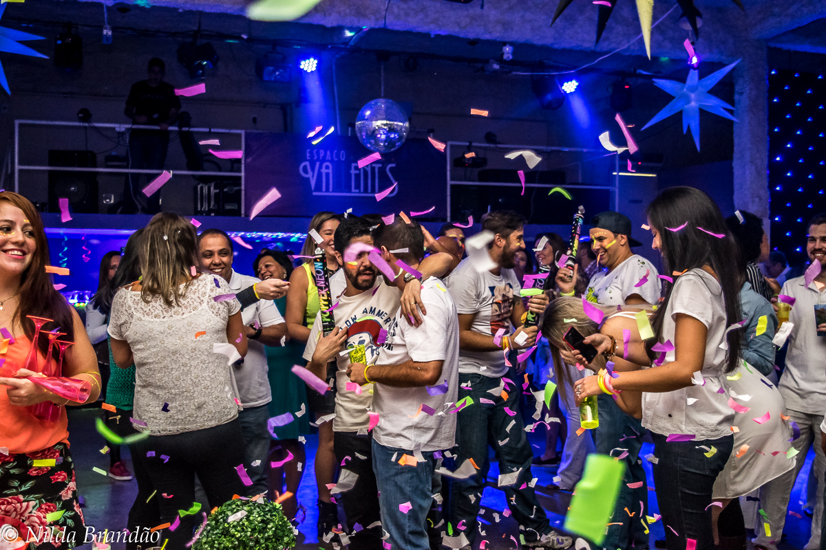 Amigos explodem confetes para comemorar o aniversario da naty