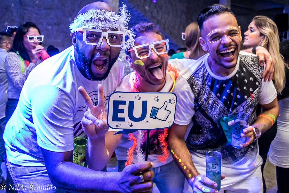 Amigos segurando plaquinhas divertidas na festa de aniversario
