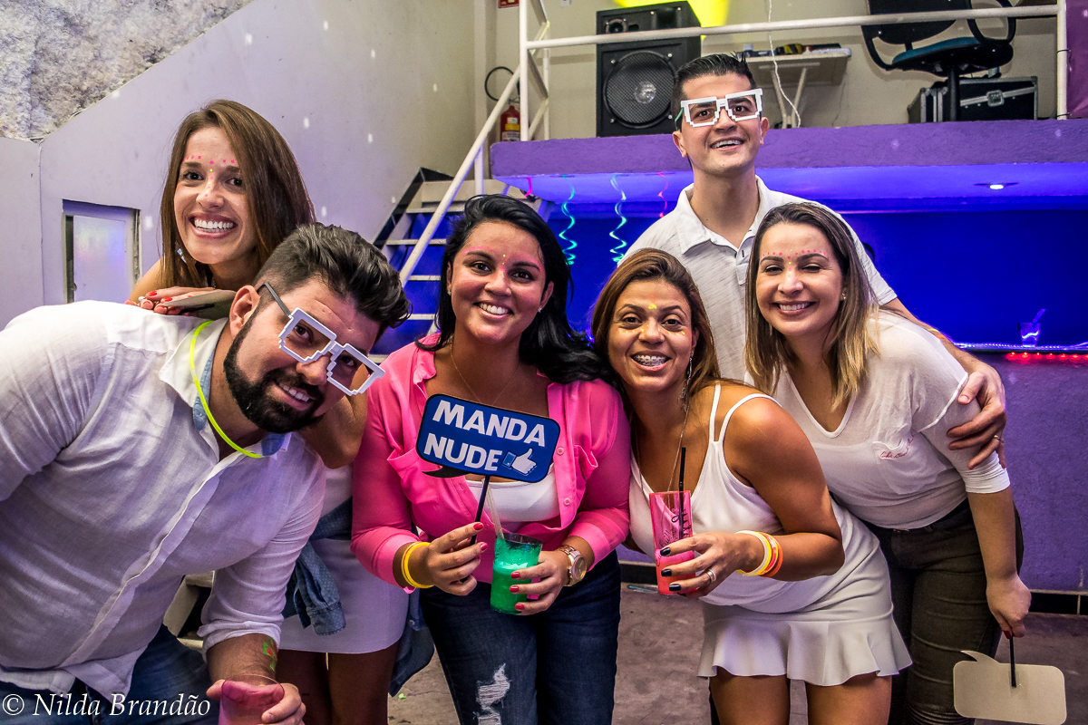 Amigos seguram plaquinhas divertidas na festa de aniversario