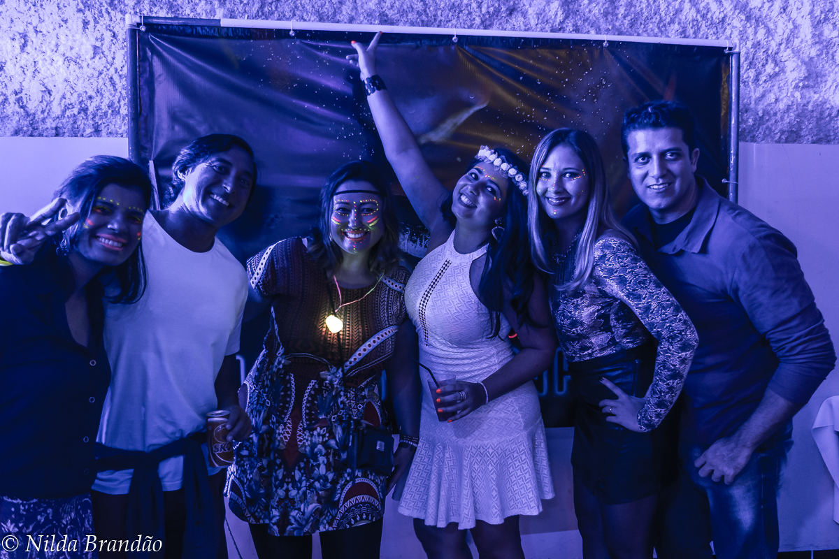 Aniversariante sorri e levanta o braço em sua festa de aniversario