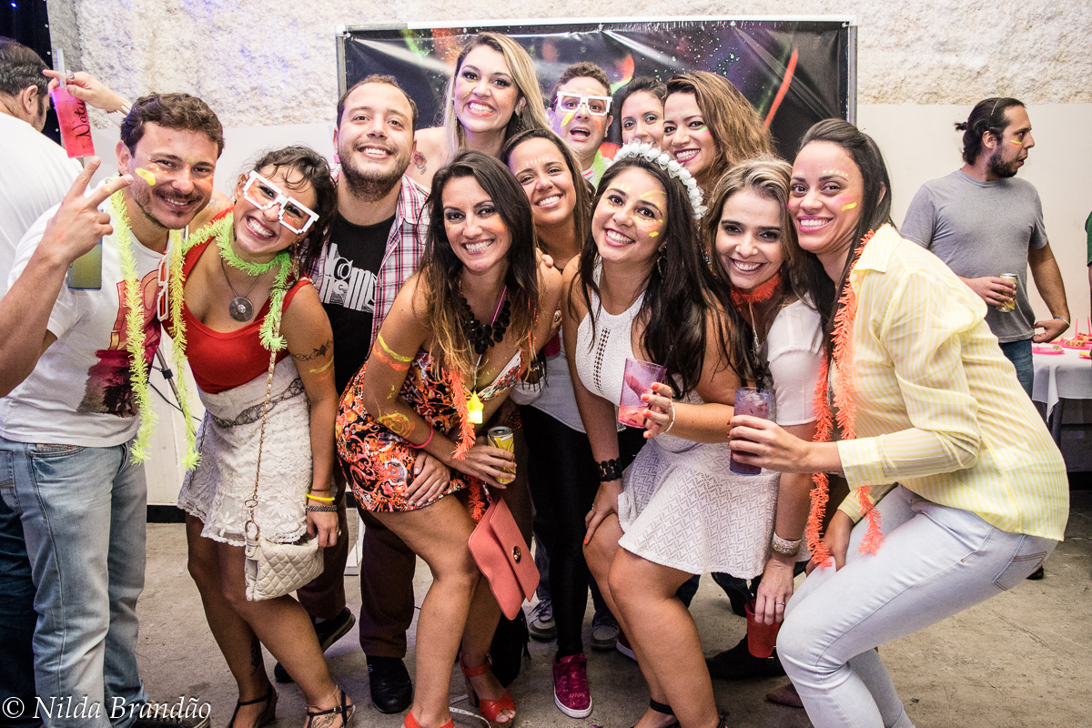 Amigas posam para foto, com seu melhor sorriso na festa de aniversario da Naty