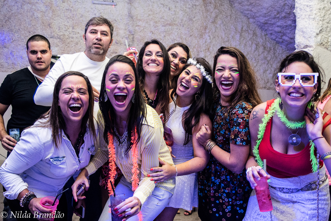 Amigas se divertindo a valer na festa da naty, uma celebração á amizade
