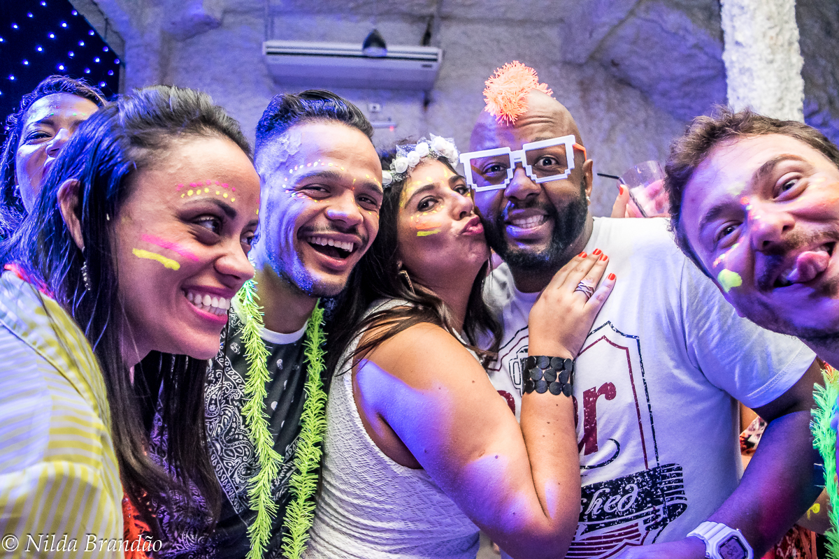 Aproveitando o melhor que a festa pode oferecer, celembrando a vida e as amizades