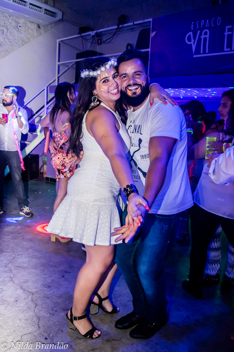 Tem coisa melhor que dançar de rostinho colado? casal dançando juntinho.