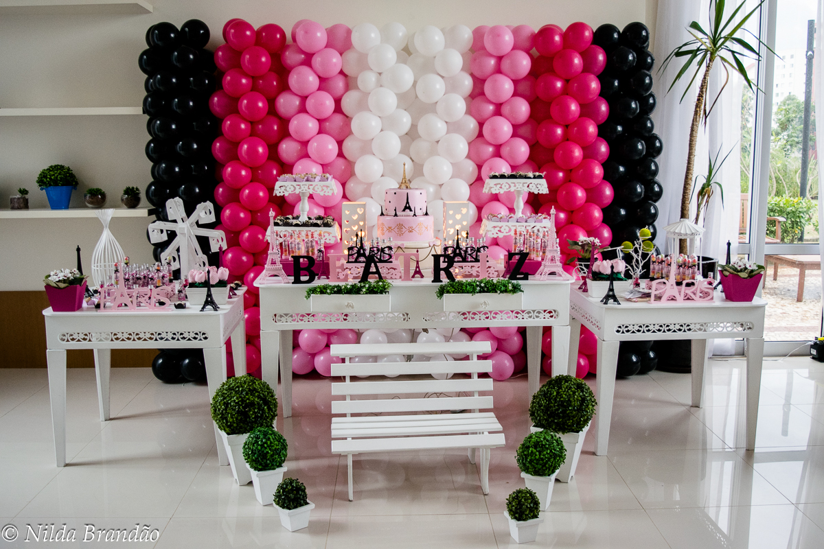 Decoração da mesa na festa da Beatriz com tema Paris, os balões brancos, rosa e pretos dão o charme final na decoração