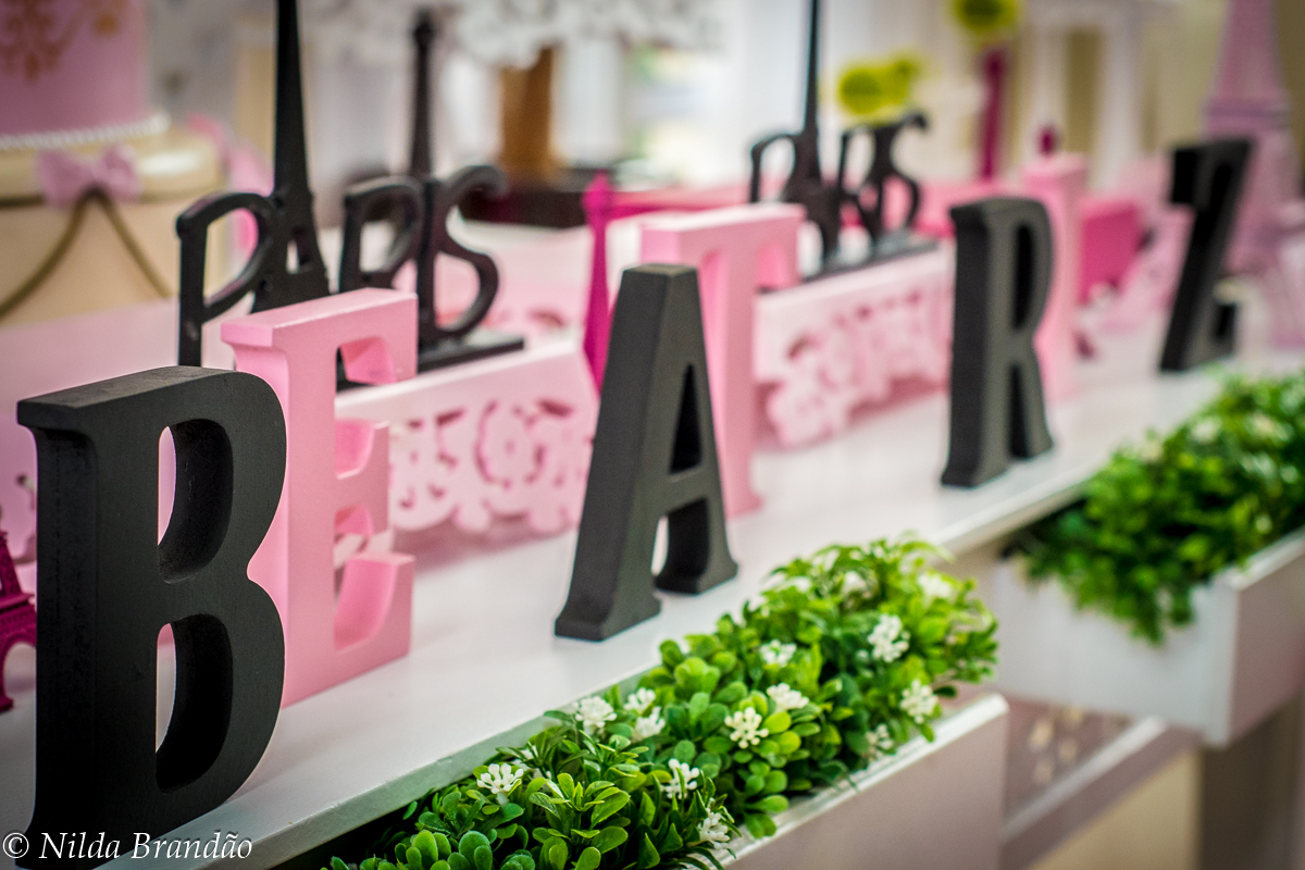 detalhe da mesa decorada com tema Paris no aniversario de 9 anos da Beatriz