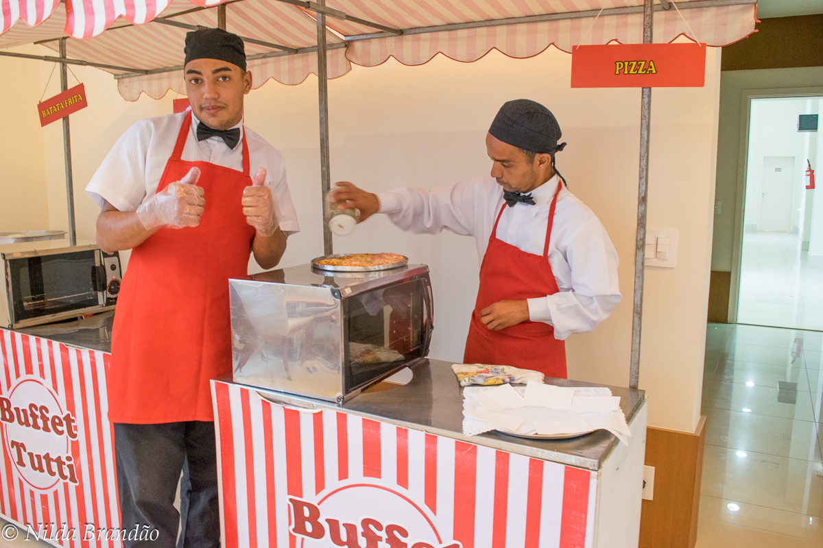 Hum... pizza não pode faltar numa festa de aniversario.