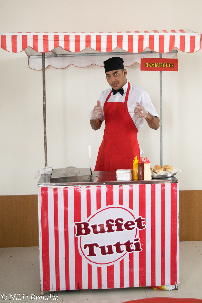 Rapaz posa para foto na festinha de aniversario da Beatriz, os hamburgueres que ele fazia eram muito bons.