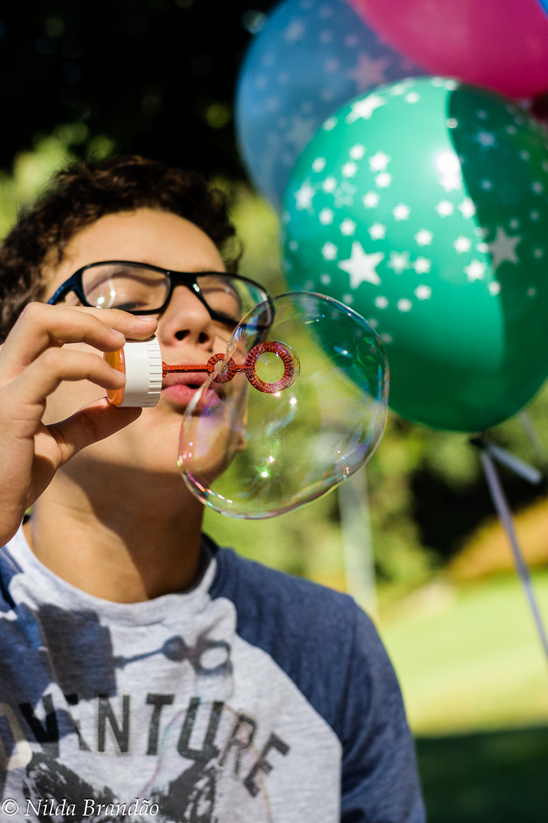 Adolescente fazendo bolhas de sabão
