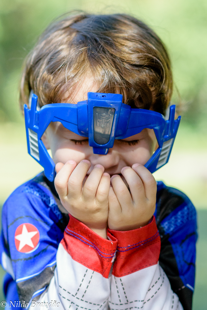 Que lindo usando fantasia do Capitão america. A carinha envergonhada deu um toque brincalhão para a fotografia