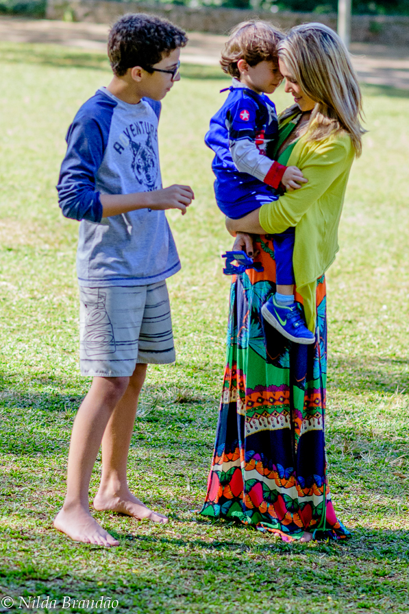 Mãe com os filhos em manhã no parque
