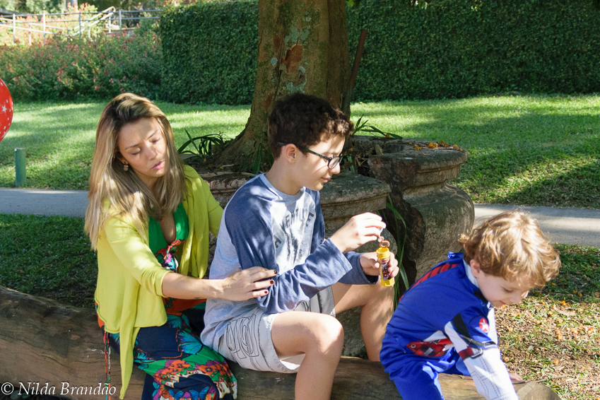 Familia curtindo uma manhã no parque