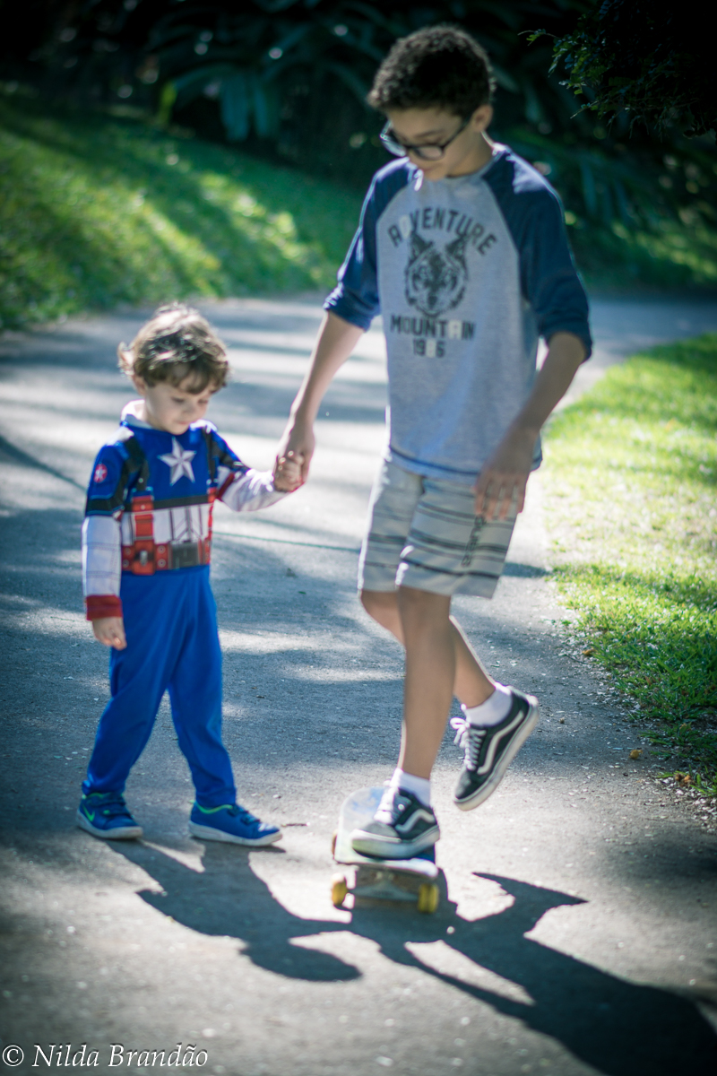 Irmaos ensinando o mais novo a andar de skate