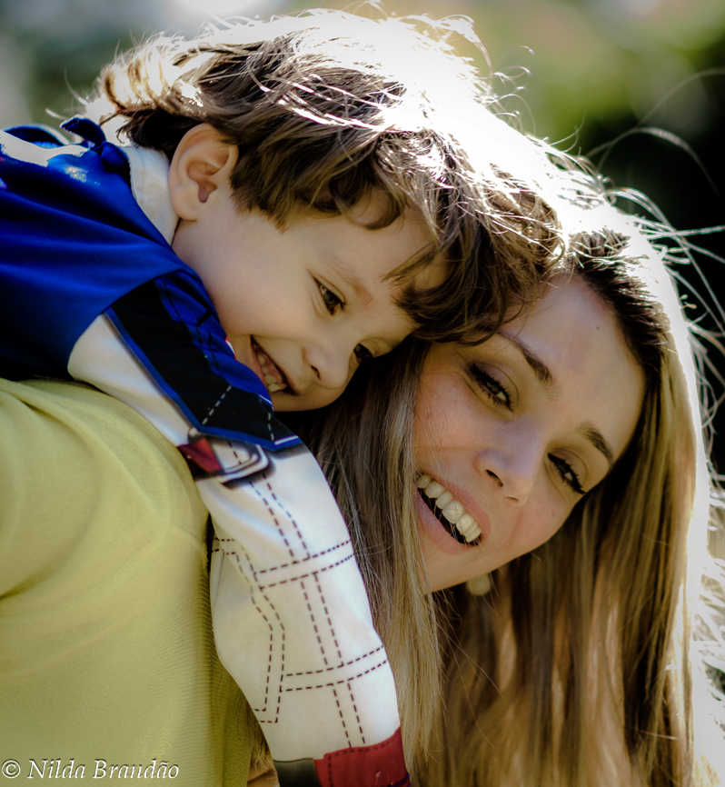 mãe sorrindo ao levar o filho de cavalhino