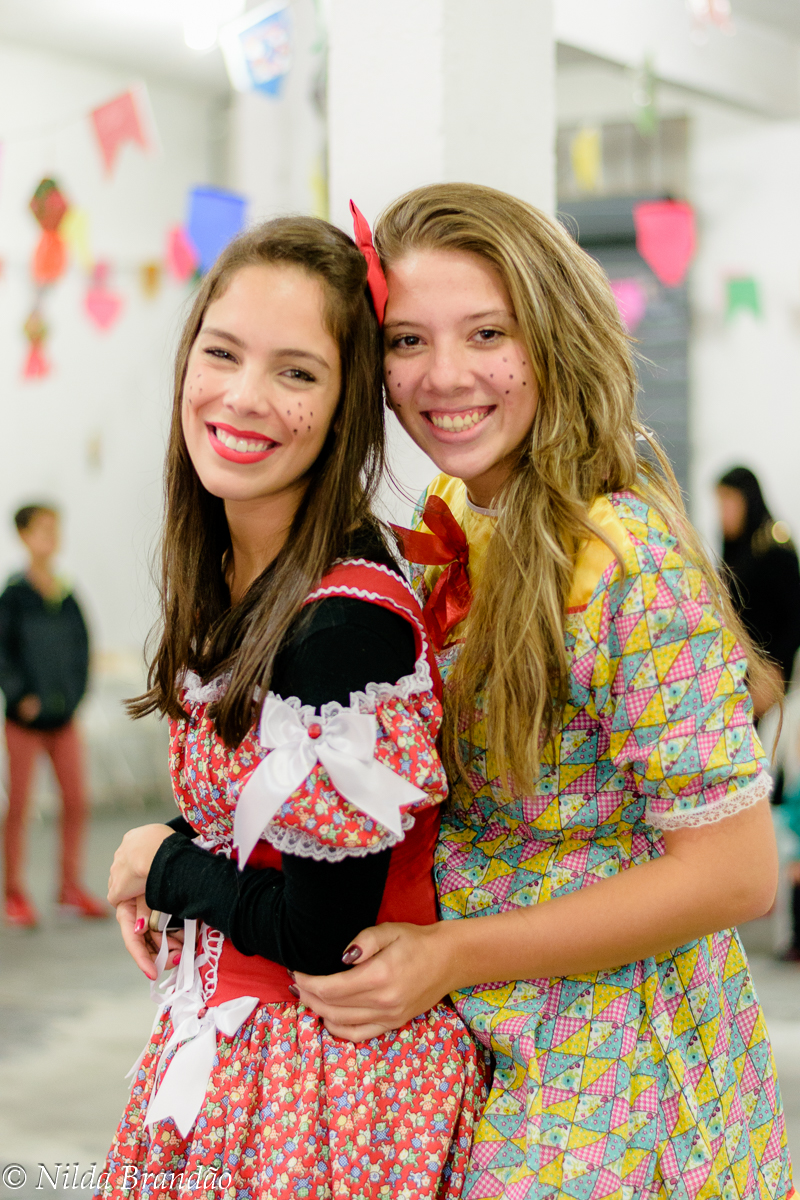 Primas vestidas de caipira em festa Junina