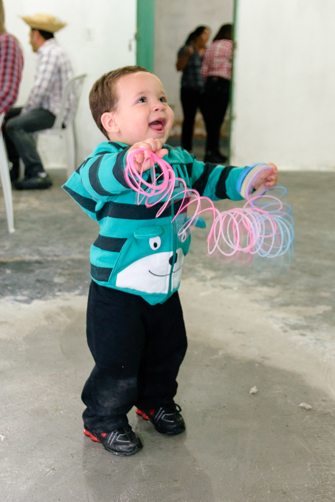 Bebê feliz brincando em festa junina