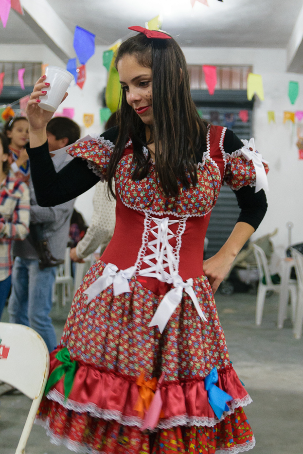 Moça vestida de capiria em festa Junina