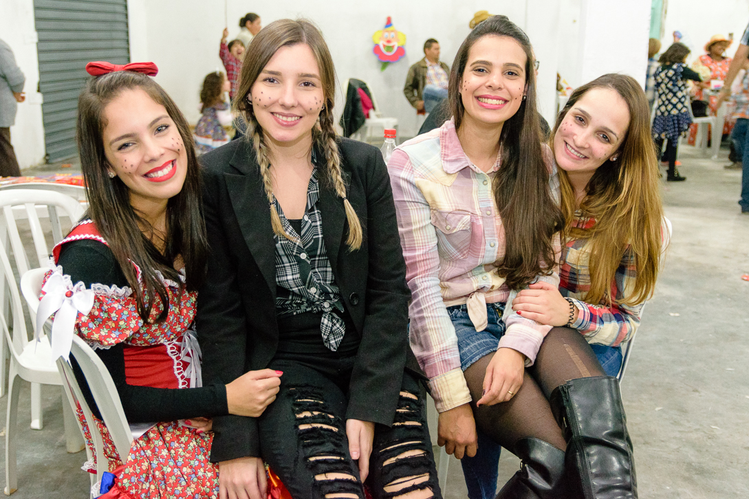 Primas reunidas sorrindo em festa junina