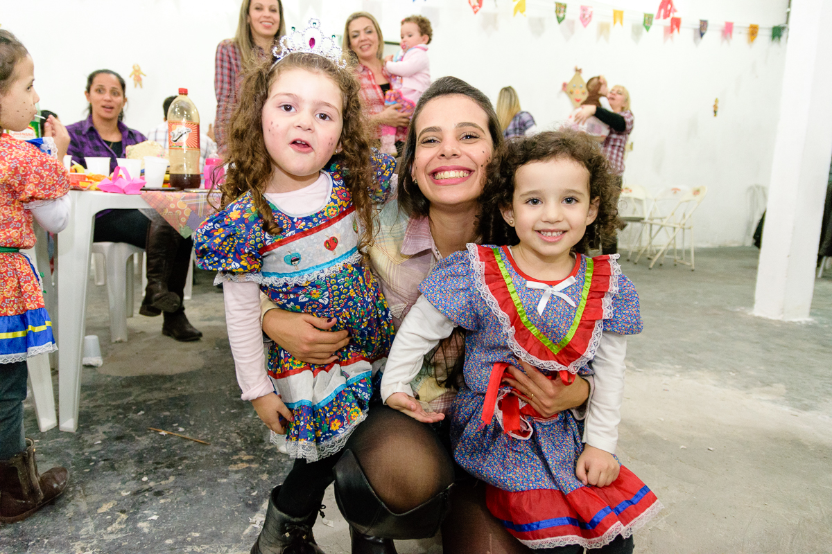 Tia com as sobrinhas em festa Junina